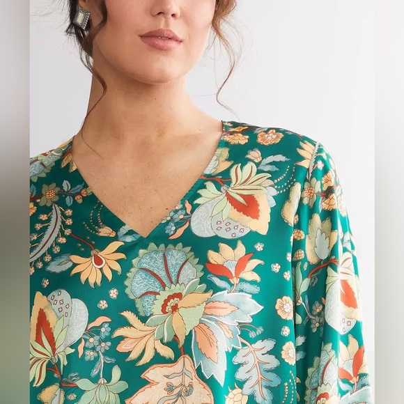 Daytrip Green V-neck Floral Satin Long Sleeve Top - Picture 3 of 4